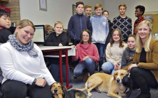 Schüler mit Hunden